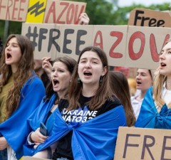 В Вильнюсе состоялось шествие за защитников Мариуполя, все еще удерживаемых в России