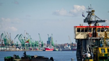 Клайпедский морской порт в понедельник попытается возобновить судоходство