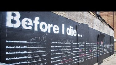 "Плита желаний" на фасаде здания Клайпедского музыкального театра - "Before I die"