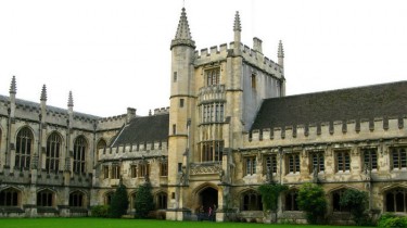 Оксфорд нарушает традицию и открывает зарубежный филиал
