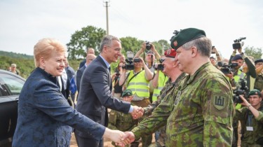 Генсекретарь НАТО и президент Литвы в Рукле наблюдают за военным учения "Железный Волк - 2017"