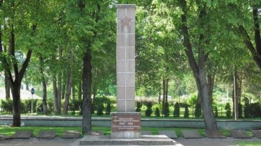 Мэр Биржай приостановил инициативу с табличками у памятников советским воинам