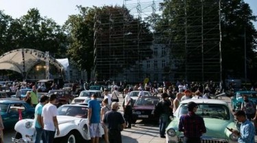 В Вильнюсе в память о Балтийском пути начался марш старинных автомобилей