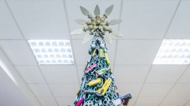 Рождественская елка из запрещенных предметов в Вильнюсском аэропорту облетела мировые СМИ