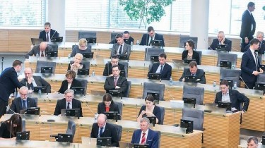 Сейм Литвы начал заседание аплодисментами в знак благодарности медикам