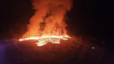 В Исландии снова извергается вулкан, лава течет на поселок
