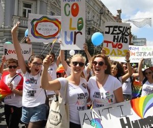 В параде ЛГБТ "За равенство" на фестивале "Baltic Pride" в Вильнюсе участвовало до 2 тыс. человек