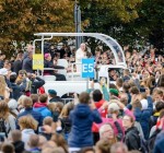 Десятки тысяч молодых людей собрались на Кафедральной площади для встречи с папой (обновлено)