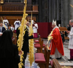 Папа Римский Франциск проводит в Вербное воскресенье службу в соборе Святого Петра в Риме