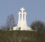 14 июня 1989 года в Вильнюсе открыт памятник "Три креста"