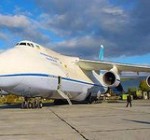 Сильнейшие атлеты мира, среди них и литовские, передвинули 195-тонный самолет на 6,4 м