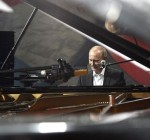 Путин сыграл на пианино и спел по-английски "Blueberry Hill" (Видео)