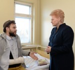 Президент навестила участника Евромайдана, находящегося на лечении в Литве