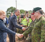Генсекретарь НАТО и президент Литвы в Рукле наблюдают за военным учения 