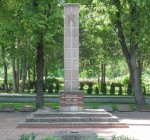 Мэр Биржай приостановил инициативу с табличками у памятников советским воинам