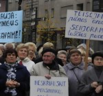 Около 150 человек собралось в Вильнюсе на митинг по поводу пенсий