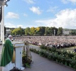 Более ста тысяч верующих собралось на богослужение папы Франциска в Каунасе (обновлено)