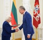 Президент Литвы наградил людей, спасавших евреев от нацистского геноцида