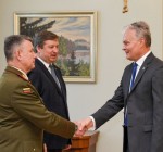 После обновления оборонных планов НАТО президент встречается с главами Минобороны и ВС (дополнено)