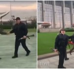 Лукашенко прилетел в свою резиденцию в Минске на вертолете с оружием в руках