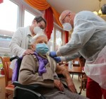 Вакцинация в Германии: первые трое привитых старше ста лет