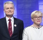 Президент и премьер Литвы в понедельник привьются вакциной AstraZeneca от COVID-19