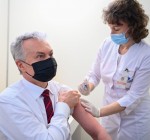 Президент Литвы привит вакциной от коронавируса производства AstraZeneca (дополнено)