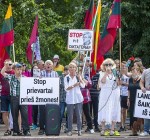 Сотни людей на митинге в Вильнюсе выступали за то, чтобы была свобода относительно вакцинации