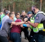 Протестующих силой оттеснили с дороги в Руднинкай, с беспорядками боролась полиция