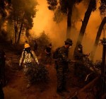 Огонь пожирает леса греческого острова; жителей призывают эвакуироваться