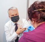 Президент Гитанас Науседа привился бустерной дозой вакцины от COVID-19
