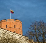 В честь Дня флага Литвы на башне замка Гедиминаса возведен новый Триколор