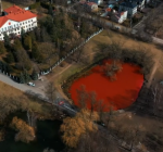 В ответ на агрессию в Украине пруд возле посольства России окрасили в красный цвет (видео)