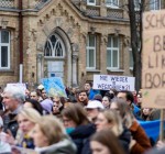 Сотни людей у посольства Германии призывают Берлин 