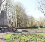 В Вильнюсе испачкан забор посольства РФ, в Паланге - памятник советским воинам (обновлено)