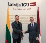 Ландсбергис обсудил с латвийским коллегой безопасность региона, вручил Балтийскую награду