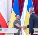 Президент Литвы: Украина кровью защищает свою Конституцию