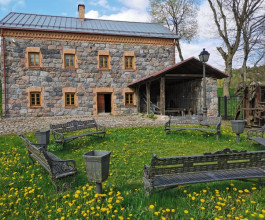 2. Вход в музей – 5 евро для взрослых, 3 евро для детей. На эту поляну можно пройти только через здание мельницы. 2