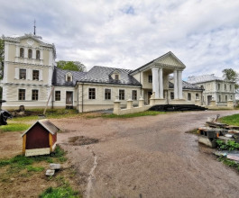 2. В июне 1812 года в этой усадьбе переночевал Наполеон. На обратном пути из России императору было уже не до ночёвок в шикарных имениях.  2