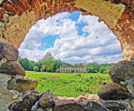 2 В карликовом государстве была своя Конституция, устав, валюта, судебная система, но главное, на столетие раньше отменено крепостное право. 2