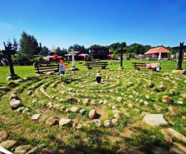 2. В центре деревни каменный лабиринт. Стен тут нет, все дорожки ограничены булыжниками. Перескакивать нельзя, а цель – достигнуть центра. Детям нравится. Если лабиринт пройти, то можно загадать желание и оно обязательно исполнится.  2