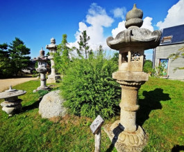 2. Эти японские фонари ручной работы, выточенные из камня в Японии 100-200 лет назад.  2