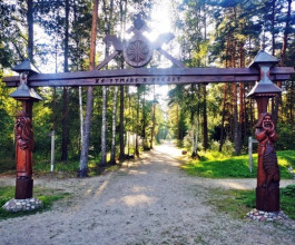 3. В парке есть алтарь, аттракционы для детей, а некоторые детали скульптур божеств двигаются. Можно поднять кузнечный молот или повернуть круг созвездий рядом со скульптурой богини Лады.  2