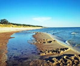 4. Прямо у литовско-латвийской границы на стороне соседей расположился одноимённый посёлок. Так и называется - Нида. И, что интересно, латышского языка здесь не услышать, как и не увидеть автомобилей с латвийскими номерами. Эта линия латвийского побе  3