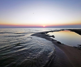 5. Оказывается, если в Литве строгие законы не позволяют скупать участки на самом берегу, то в Латвии, в которой побережье Балтийского моря в пять раз длиннее литовского, дюны и берег не считаются каким-то уникальным местом. Есть деньги - покупай хот  4