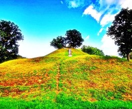 4.	Древнее городище. В XIV веке тут стоял деревянный замок. С этого места и начинается легенда о влюблённом князе и жрицы.  4
