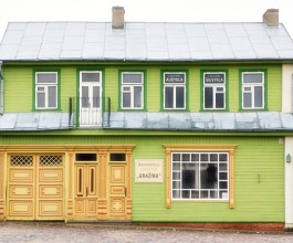 3.	Вся прелесть, что в этом одном месте представлен быт всех регионов страны: Дзукии, Аукштайтии, Сувалкии, Жемайтии и Малой Литвы. Всё исключительно конца XVIII века – первой половины XX века.  3