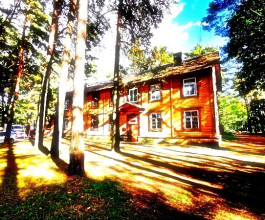 2.	Город утопает в соснах. Они растут прямо во дворах. Можете только представить, какой здесь воздух.  2