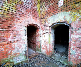 3. Семь укреплений - практически близнецы и отличаются друг от друга разве что особенностями интеграции в рельеф. Это типовой проект русского кирпичного форта образца 1879 года. 3