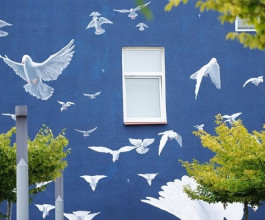 5. Гигантская картина британского художника Уилла Тетера «Стая», которая занимает весь фасад одного из домов.  5